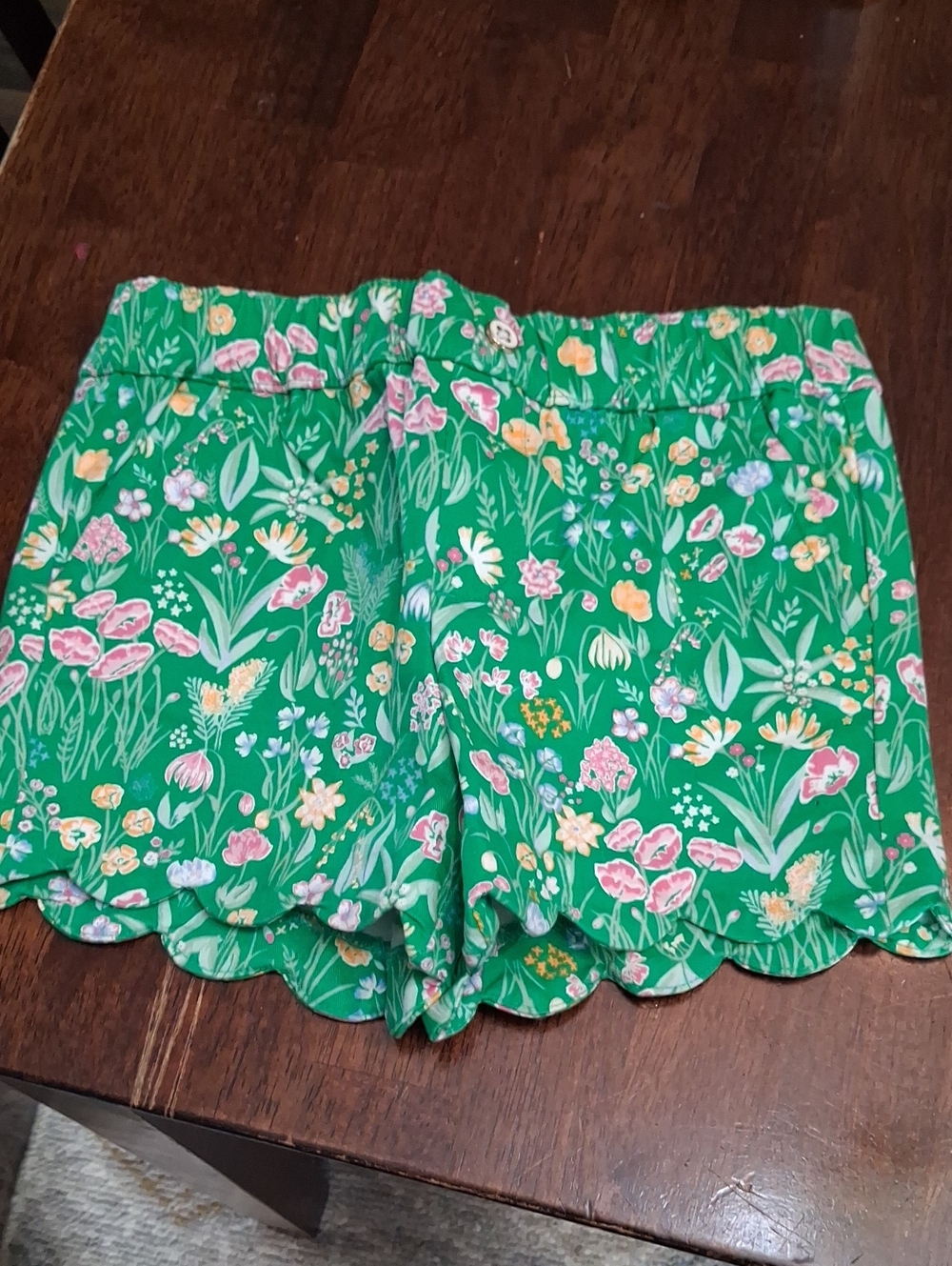 crown & ivy Green Floral Scallop-Hem Shorts